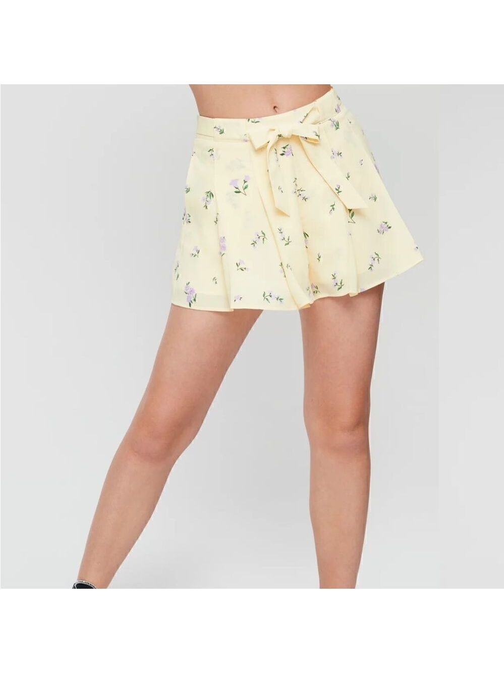 Aritzia Sunday Best Westley Short in Pastel Yellow Orchid Sz 4